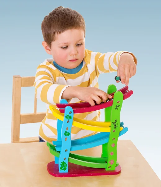 Menino jogando carros de brinquedo . — Fotografia de Stock