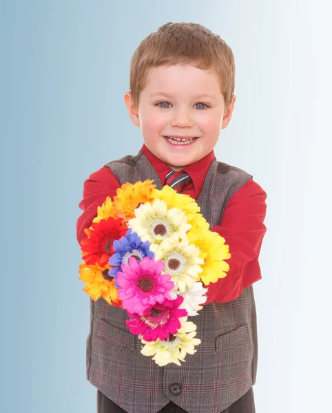 Pojke ger blommor — Stockfoto