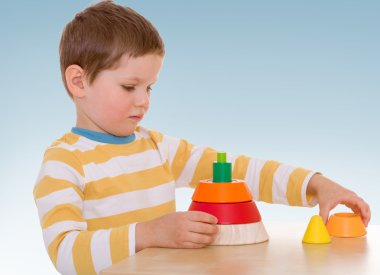 Piramit çocuk toplar.