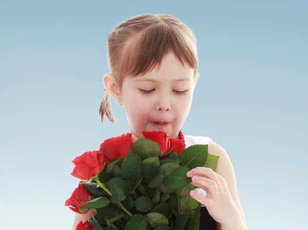 Ребёнок с цветами — стоковое фото