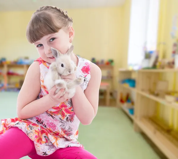 Carino bambina giocare — Foto Stock