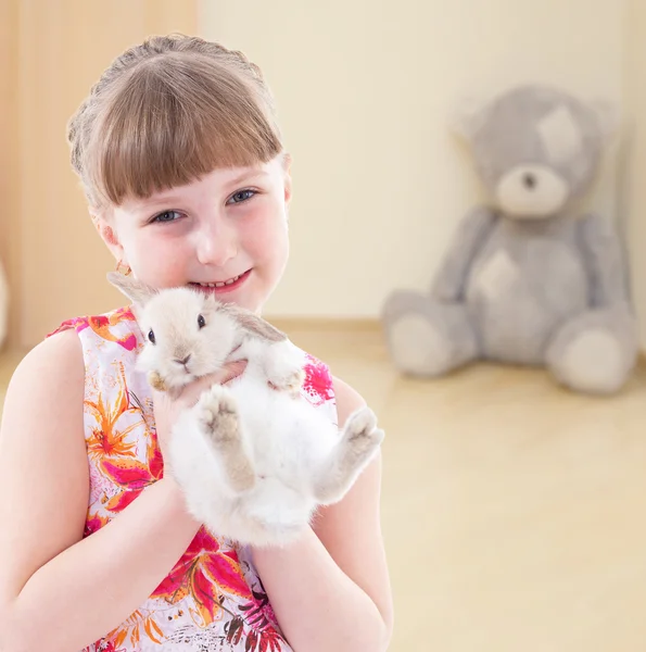 Meisje kussen een konijn. — Stockfoto