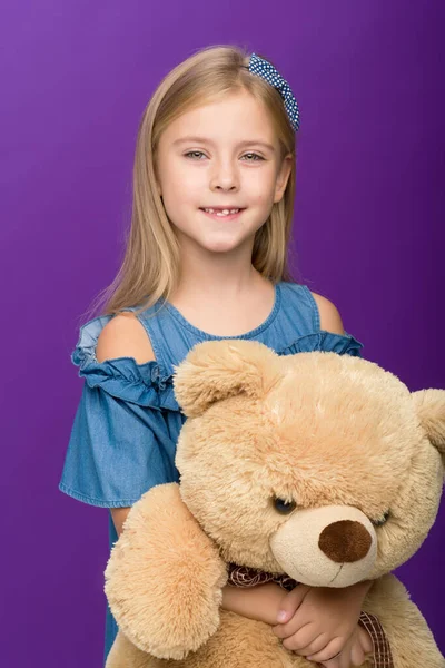 Menina com urso de pelúcia. O conceito de uma infância feliz, as emoções das crianças. — Fotografia de Stock