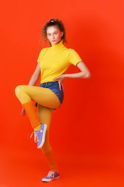 Güzel fitness kızı, jimnastik yapıyor.