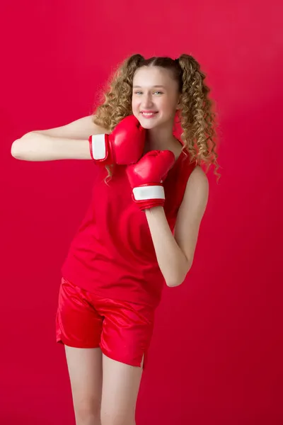 Linda chica adolescente luchando con guantes de boxeo rojos —  Fotos de Stock