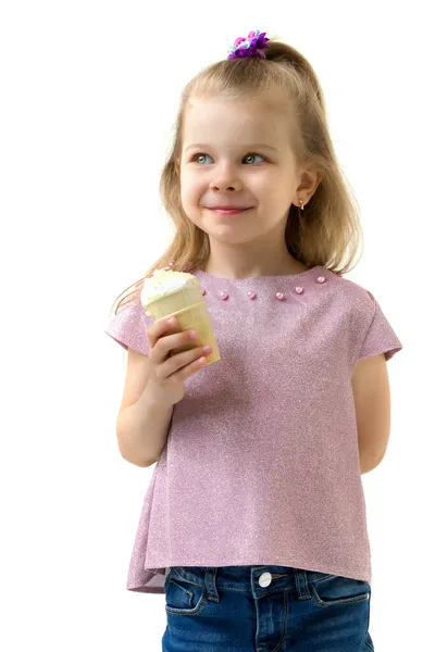 Красивая маленькая девочка ест мороженое летом. — стоковое фото