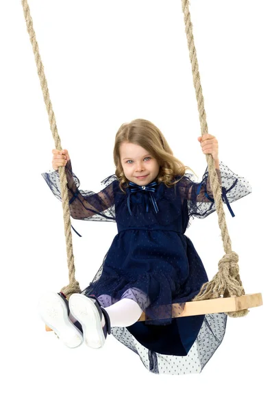 Ljuvligt blond liten flicka svänger på rep swing — Stockfoto