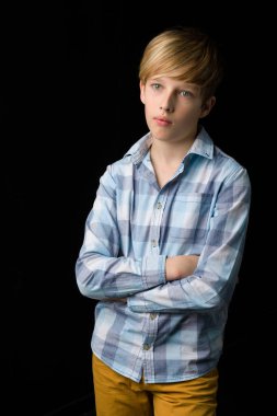 Elleri bağlı genç bir çocuk.