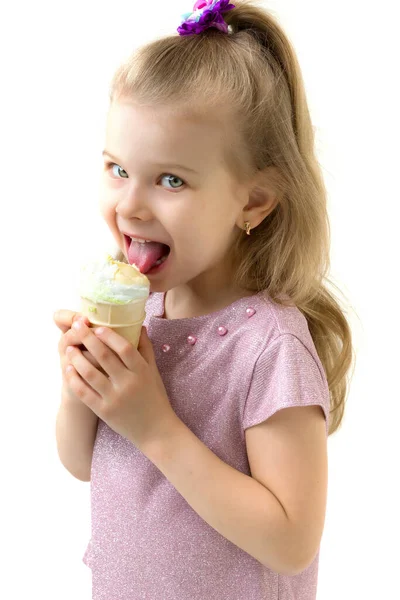 Menina em roupa casual comer sorvete — Fotografia de Stock