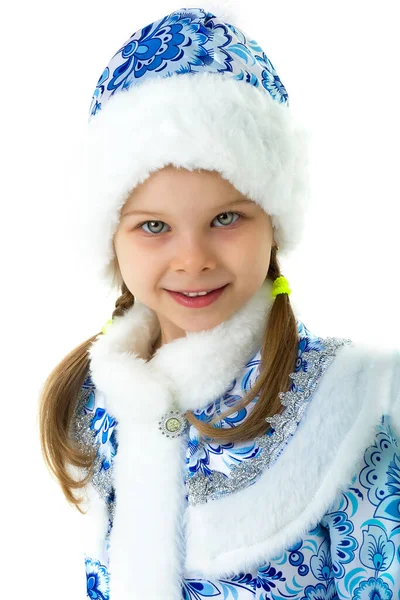 Счастливая девушка в синем платье, украшенном снежинками — стоковое фото