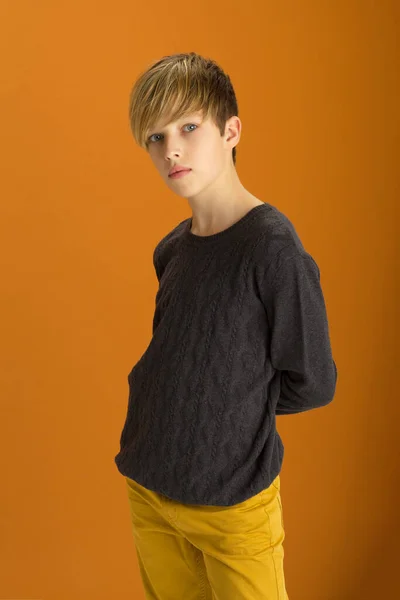 Stílusos szőke jóképű tinédzser fiú — Stock Fotó