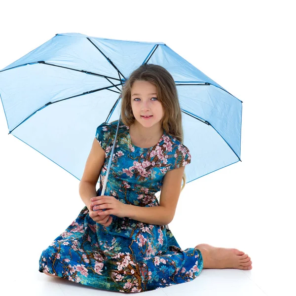 Bambina sotto un ombrello. Stile concettuale e moda. Isolato su sfondo bianco. — Foto Stock