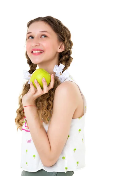 Χαμογελαστό κορίτσι με δύο κοτσίδες κρατώντας πράσινο μήλο — Φωτογραφία Αρχείου