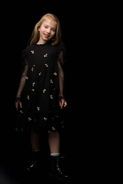 漂亮的小女孩穿着漂亮的衣服，背景是黑色的. — 图库照片