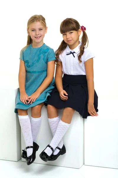 Full längd skott av söta sittande flickor — Stockfoto
