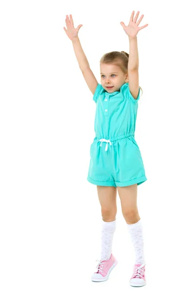 Mała dziewczynka stojąca na palcach z podniesionymi rękami — Zdjęcie stockowe