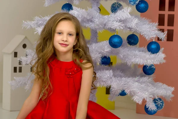 美しい十代の女の子は白いクリスマスツリーの前にポーズ — ストック写真