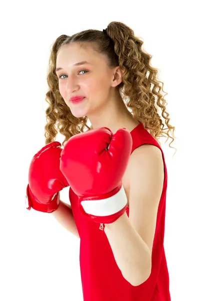 Feliz adolescente chica en rojo deporte uniforme guantes de boxeo — Foto de Stock