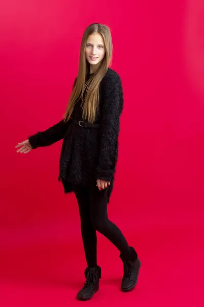 Mooi tiener meisje in stijlvolle zwarte outfit — Stockfoto