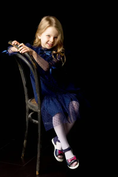 Close up retrato de feliz sentada menina — Fotografia de Stock