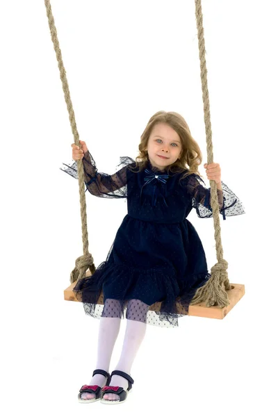 Preciosa niña rubia balanceándose en el columpio de cuerda —  Fotos de Stock