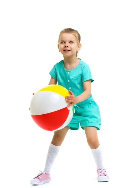 Ενεργό χαρούμενο κοριτσάκι που παίζει με την μπάλα αέρα — Φωτογραφία Αρχείου