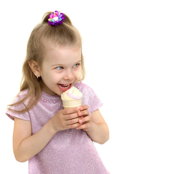 Carino adorabile felice bambina mangiare gelato — Foto Stock