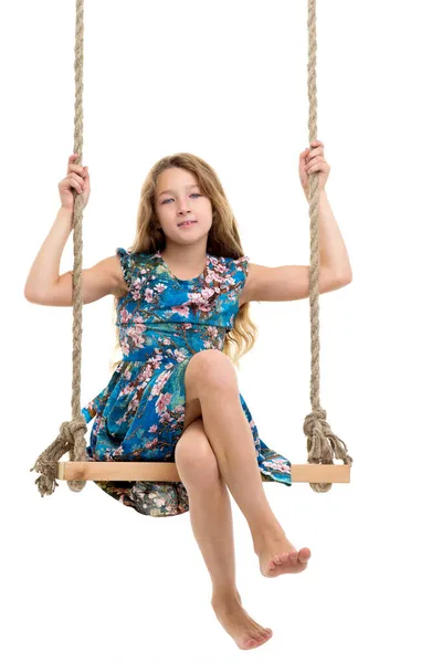 Blond meisje swingen op touw swing — Stockfoto