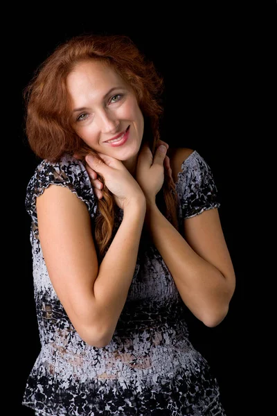 Retrato de mujer feliz sosteniendo dos colas de caballo. —  Fotos de Stock