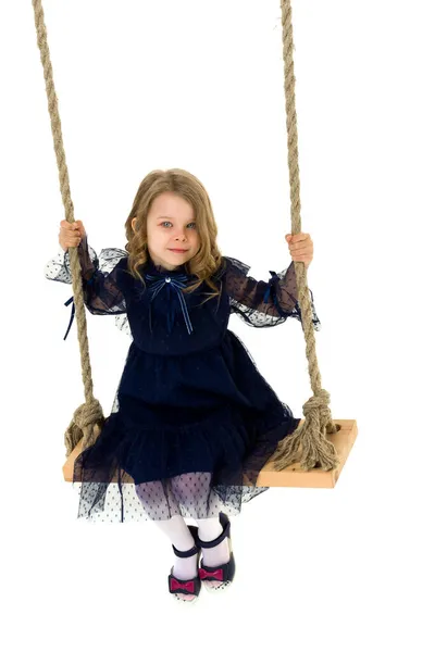 Bella ragazza bionda che oscilla sull'altalena di corda — Foto Stock
