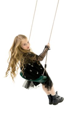 Güzel liseli kız salıncakta sallanıyor. Yaz tatili kavramı.