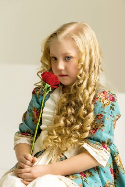 Çiçekli güzel bir kız. Mutlu bir çocukluk..
