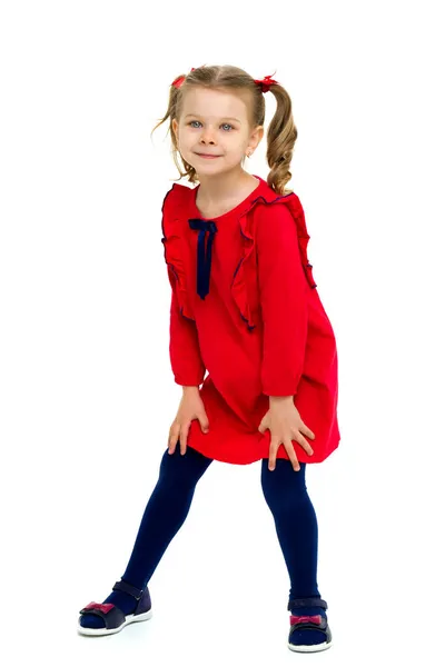 Kırmızı elbiseli, at kuyruklu tatlı küçük kız. — Stok fotoğraf
