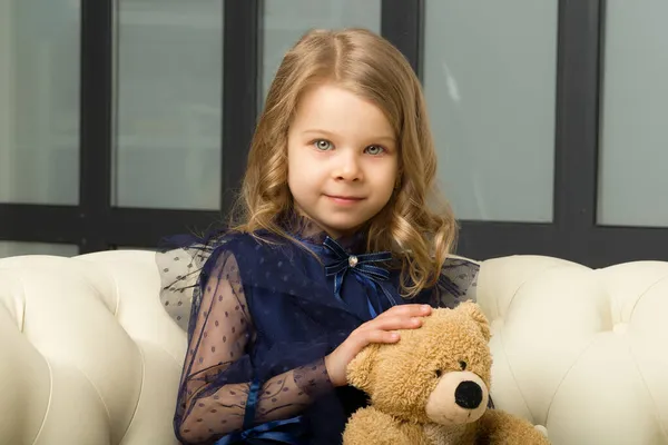Belle petite fille étreignant son jouet ours en peluche — Photo