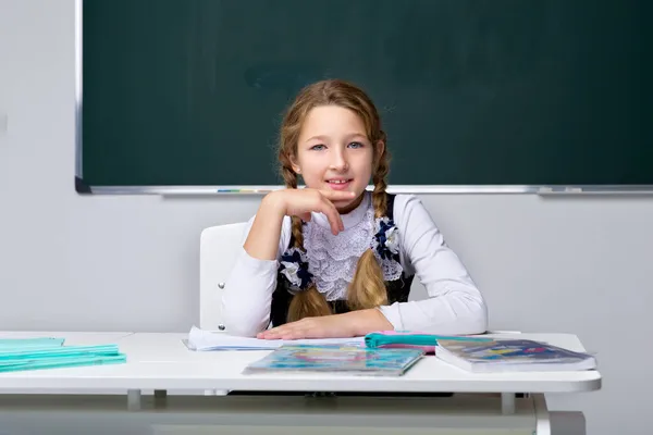 Porträtt av söt skolflicka.Tillbaka till skolan, utbildningskoncept. — Stockfoto