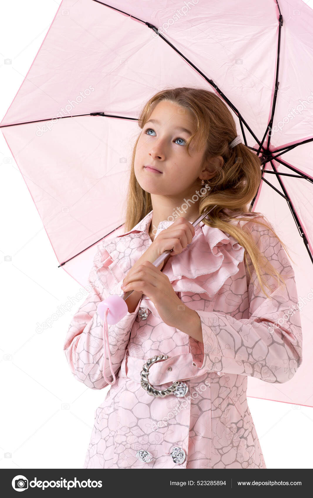 Chica con impermeable de pie con paraguas. Sesión fotos en el estudio: fotografía © lotosfoto1 | Depositphotos
