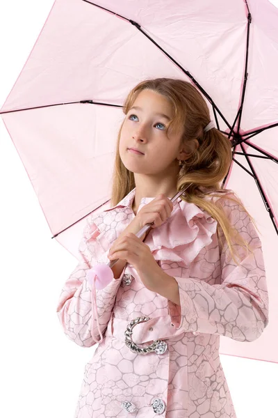 Mädchen im Regenmantel mit Regenschirm. Fotosession im Atelier — Stockfoto