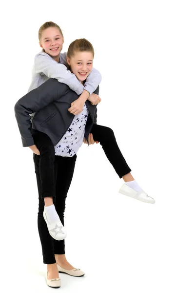 Glücklich lächelnd Teen Mädchen Piggy Backing Sie Twin Sister — Stockfoto