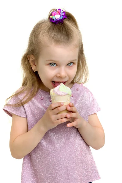 Bella bambina mangia il gelato in estate. — Foto Stock