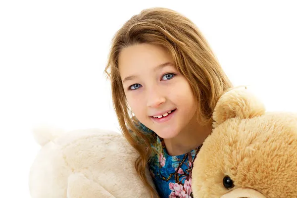 Kleines Mädchen mit Teddybär.Isoliert auf weißem Hintergrund. — Stockfoto