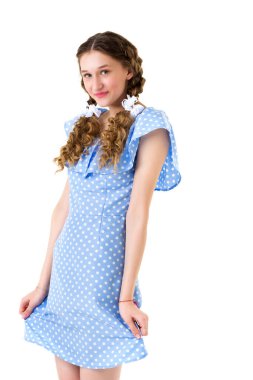 Benekli yaz elbisesi içinde güzel bir kızın portresi.