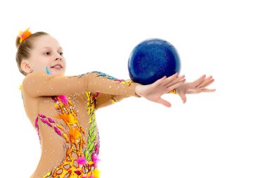 Küçük kız topu yakalıyor.