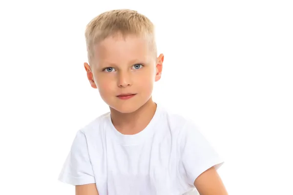 Ένα μικρό αγόρι σε ένα λευκό T-shirt. — Φωτογραφία Αρχείου