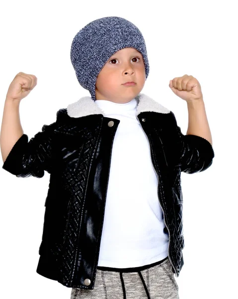 Ein kleiner Junge zeigt seine Stärke — Stockfoto