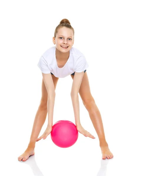 A menina está pegando a bola . — Fotografia de Stock