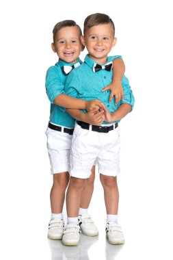 Tam büyüme iki küçük çocuklar.