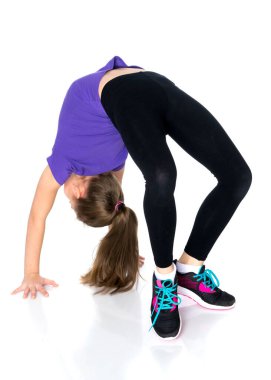 Küçük jimnastikçi bir köprü gerçekleştirir.