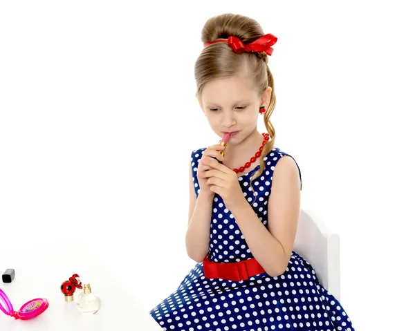 Little girl makes herself a make-up. — Stock Photo, Image