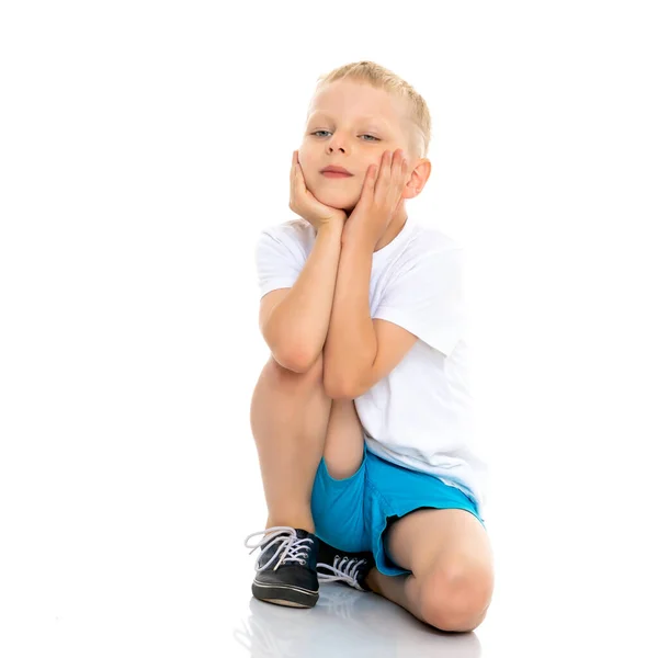 Mały chłopiec siedzi na podłodze — Zdjęcie stockowe