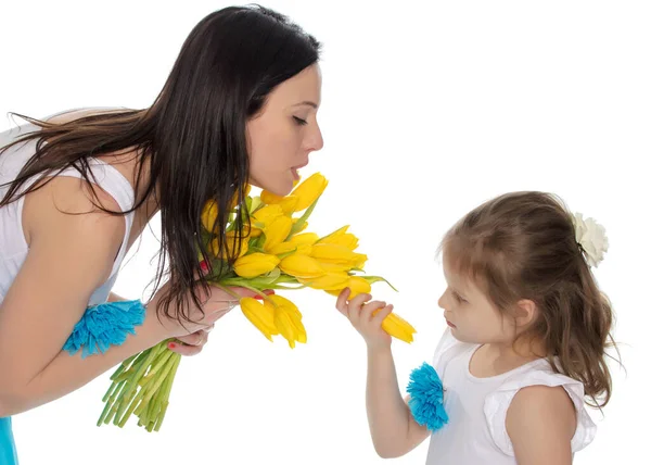 Mãe e filha desfrutando a fragrância das flores . — Fotografia de Stock